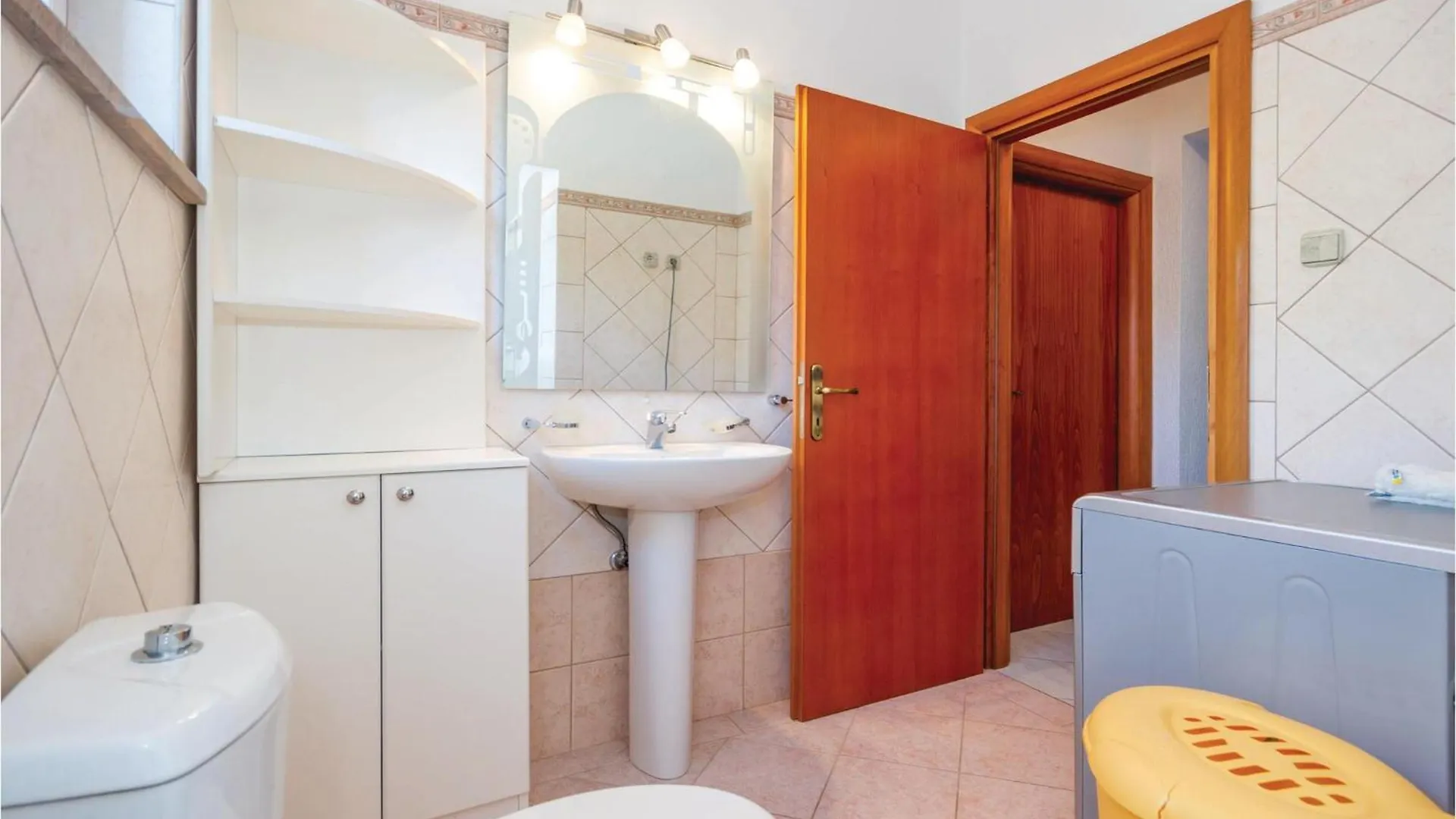 4 Bedroom Stunning Home In Viskovo Bezjaki