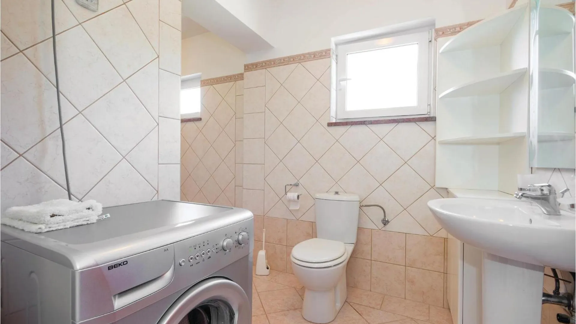 4 Bedroom Stunning Home In Viskovo Bezjaki Holiday home