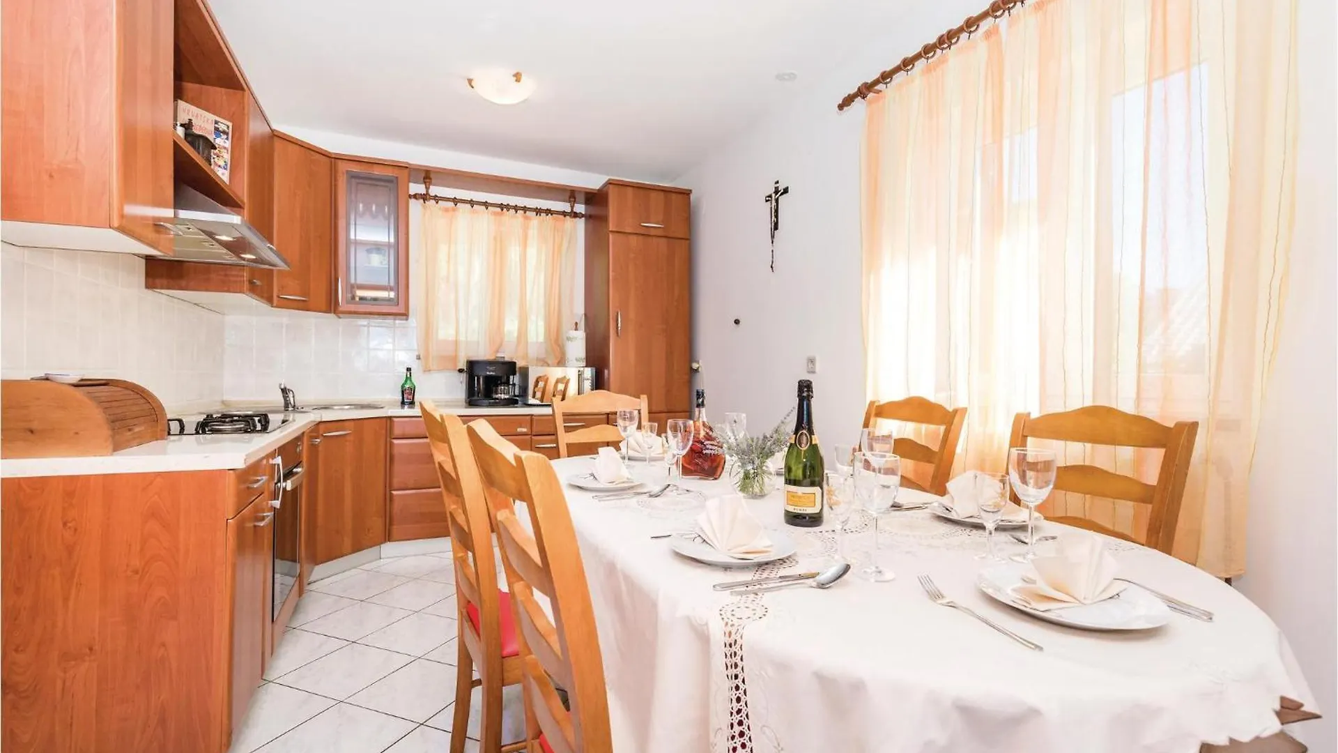 4 Bedroom Stunning Home In Viskovo Bezjaki 0*,